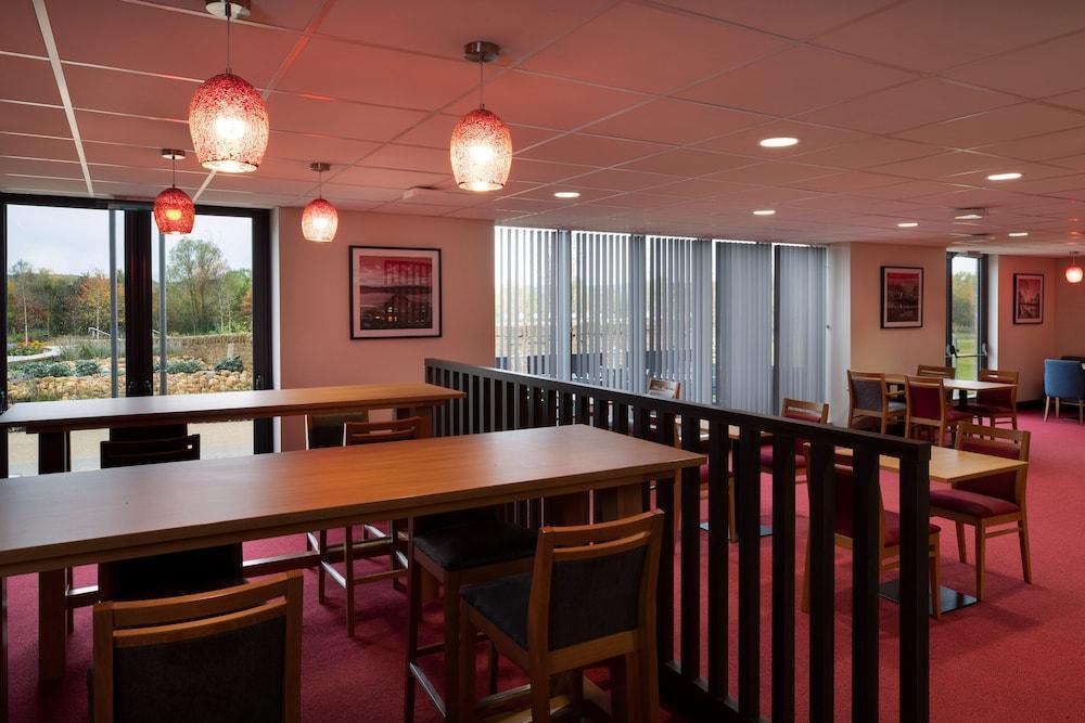 Hotel Ramada By Wyndham Leeds East 4*